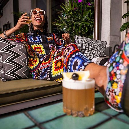 מלון Qt מלבורן מראה חיצוני תמונה A woman drinking a beer