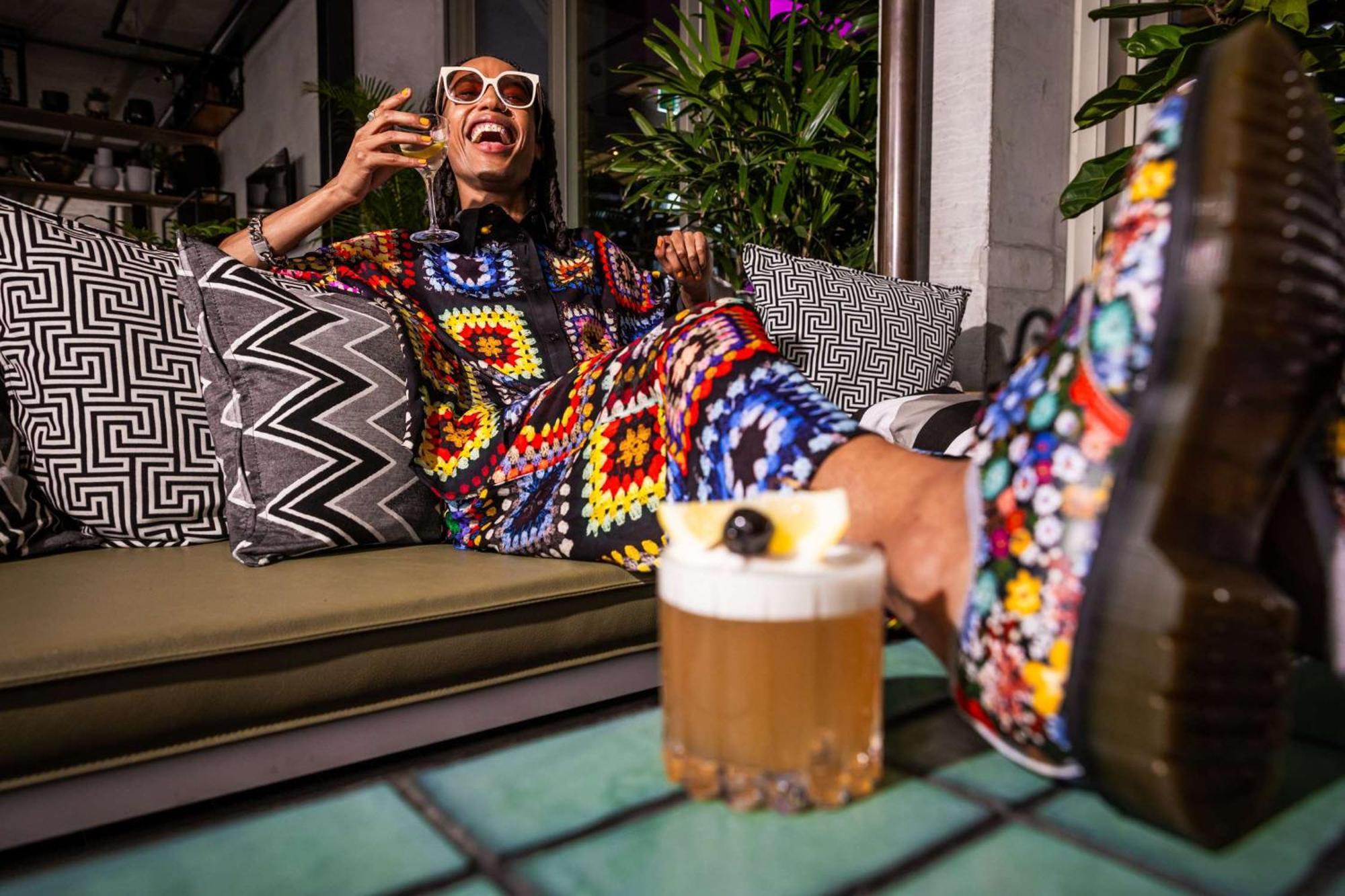 מלון Qt מלבורן מראה חיצוני תמונה A woman drinking a beer