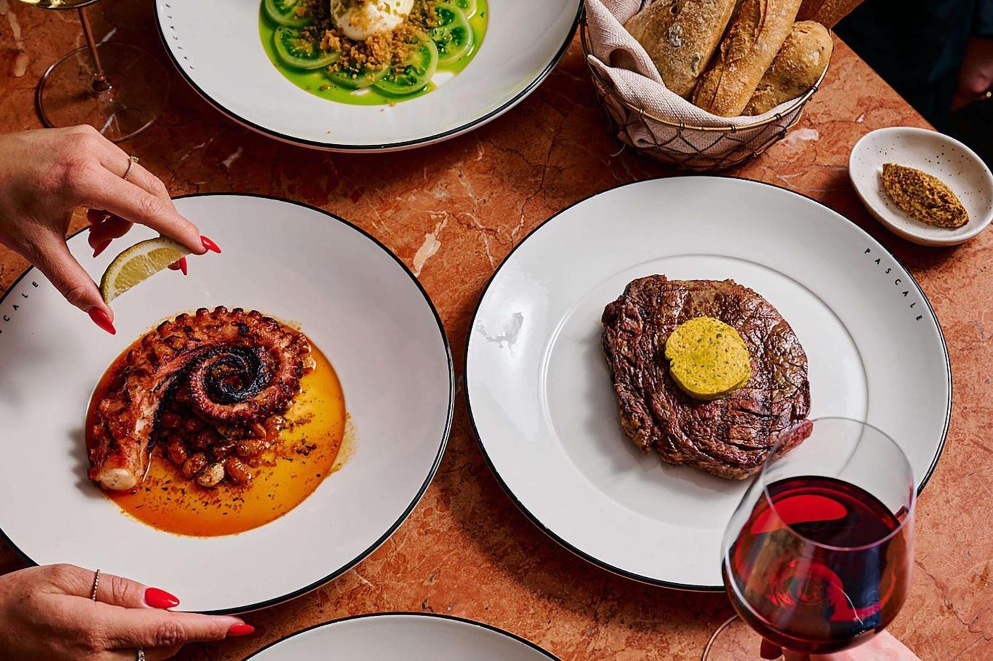 מלון Qt מלבורן מראה חיצוני תמונה Dishes at the restaurant