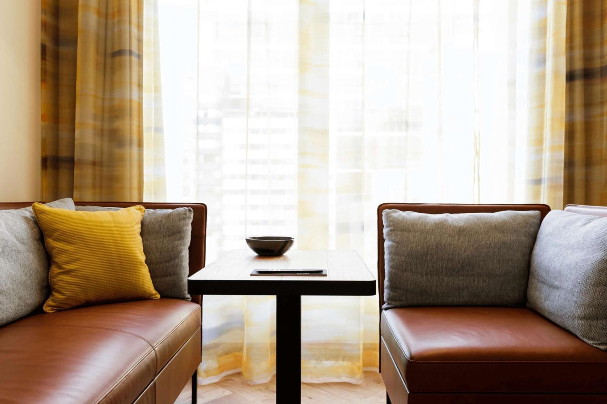 מלון Qt מלבורן מראה חיצוני תמונה A table and two chairs
