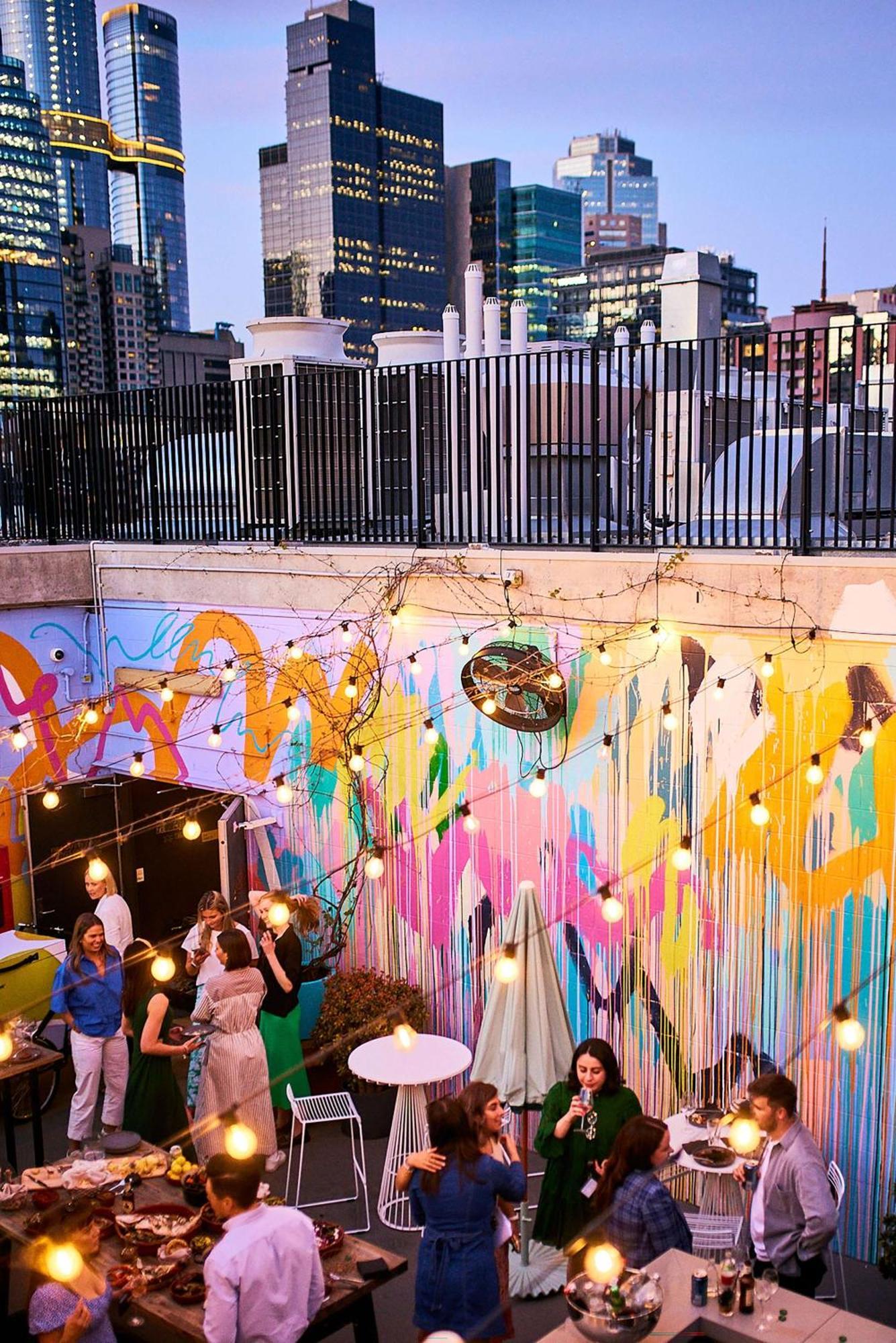מלון Qt מלבורן מראה חיצוני תמונה The courtyard at the 2018 edition of the festival