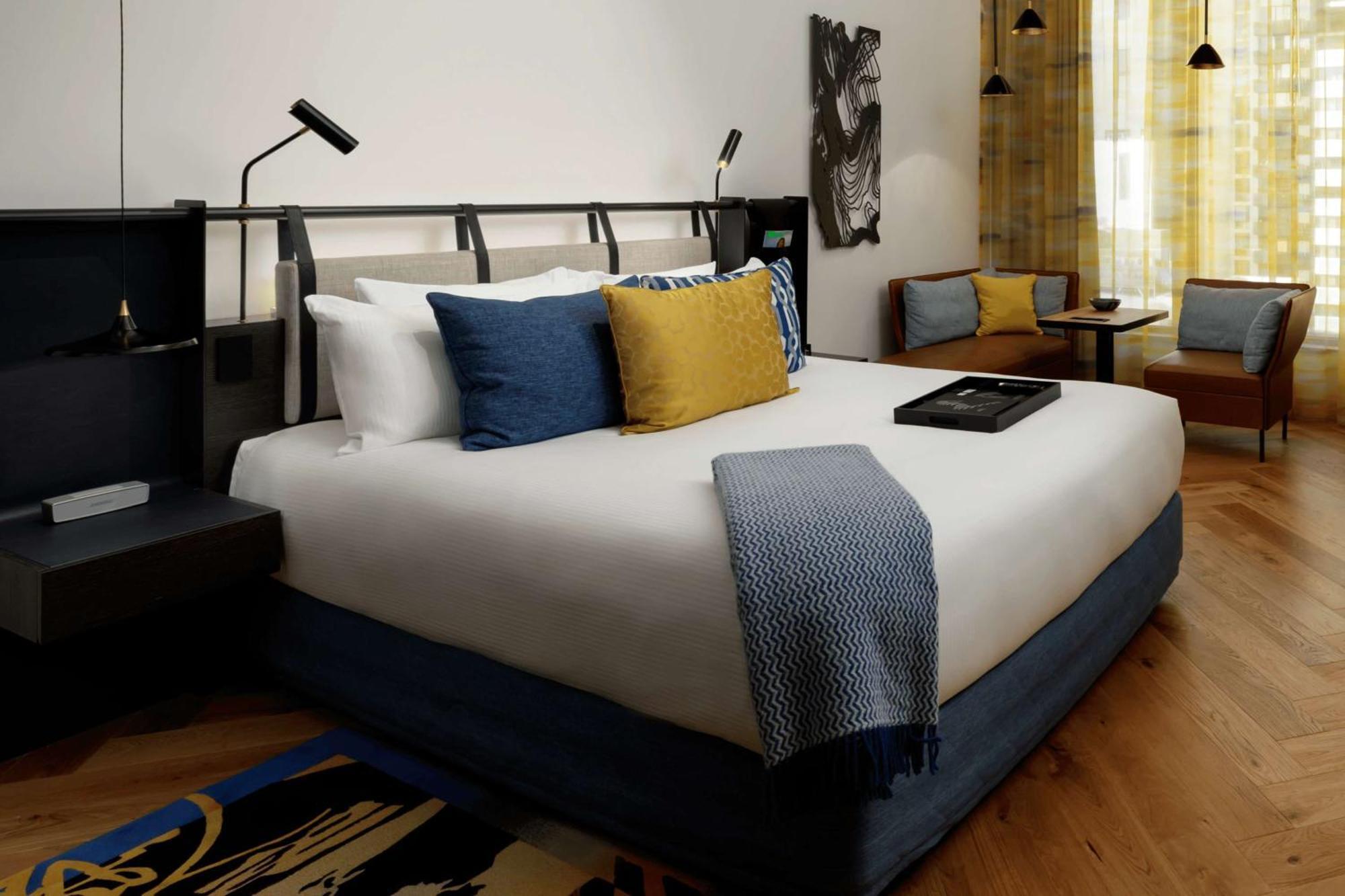 מלון Qt מלבורן מראה חיצוני תמונה A bedroom at the hotel