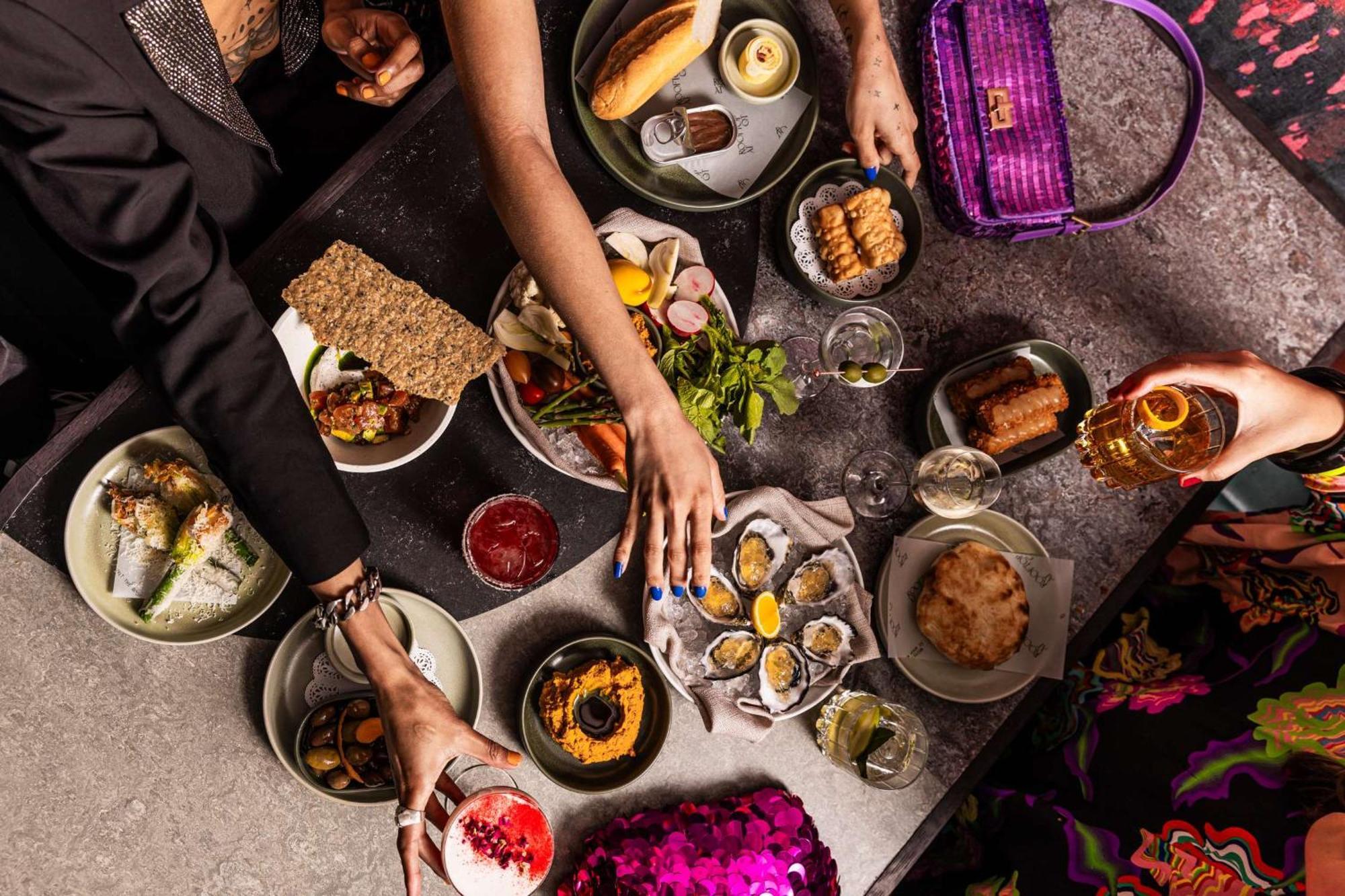 מלון Qt מלבורן מראה חיצוני תמונה A selection of tapas