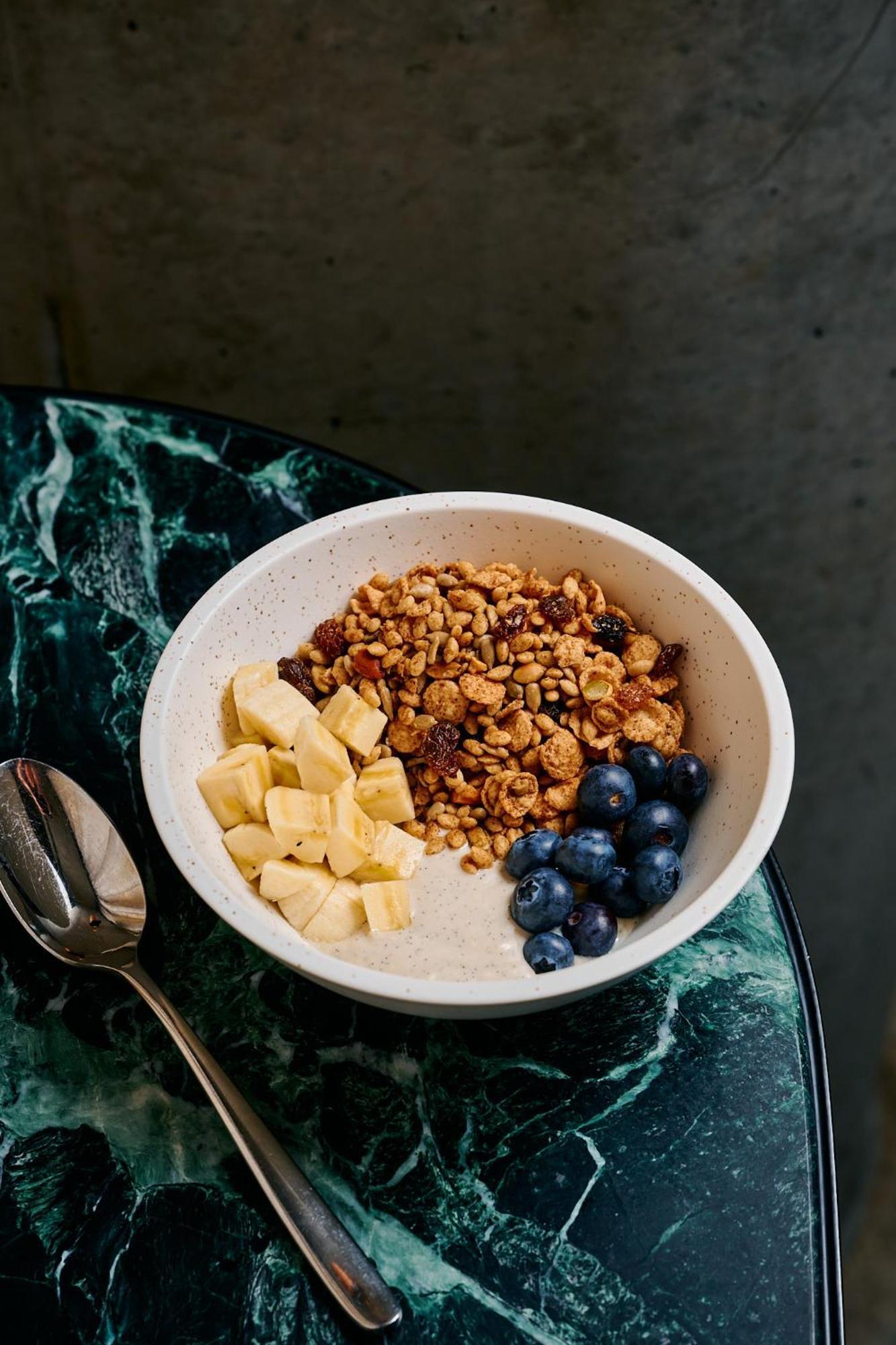 מלון Qt מלבורן מראה חיצוני תמונה Müsli with fruit and yoghurt